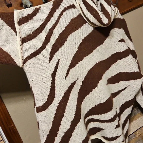 POL Oversized Brown and Cream Zebra Sweater Size Medium - Picture 5 of 5